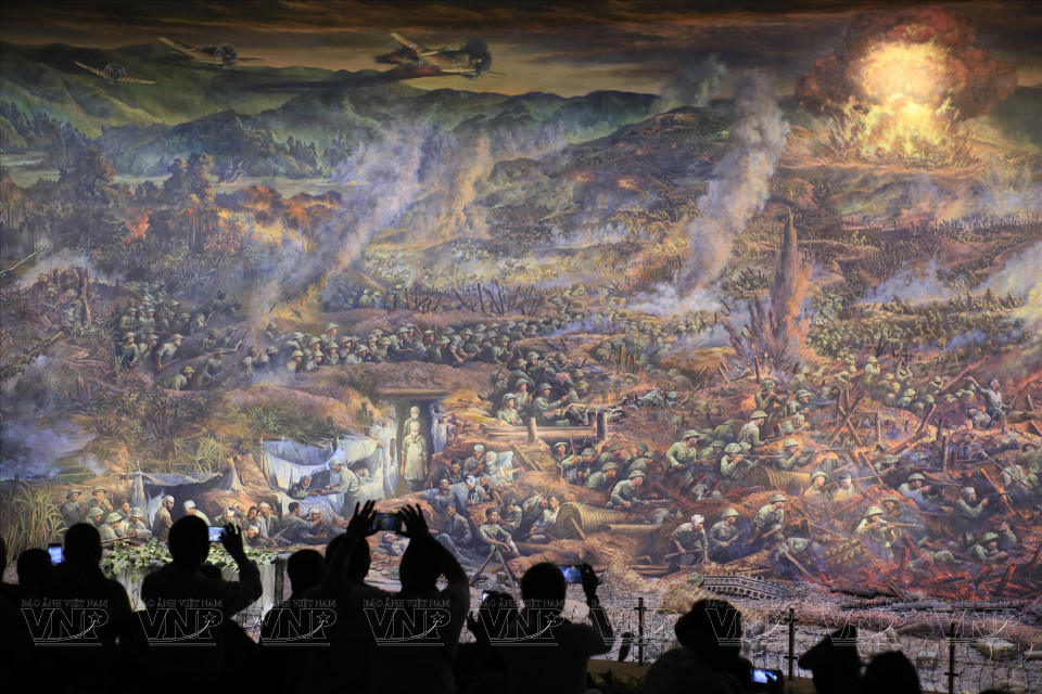 Una parte de la pintura panorámica sobre la Campaña de Dien Bien Phu, que muestra feroz escena de lucha en cada metro de trincheras. (Fuente: VNA)