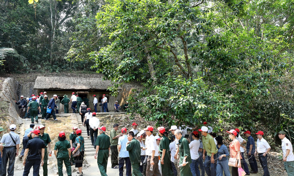 Turistas y veteranos de todo el país visitan la modesta residencia y lugar de trabajo del General Vo Nguyen Giap en el cuartel general del mando en Muong Phang (ahora en la ciudad de Dien Bien Phu). (Fuente: VNA)