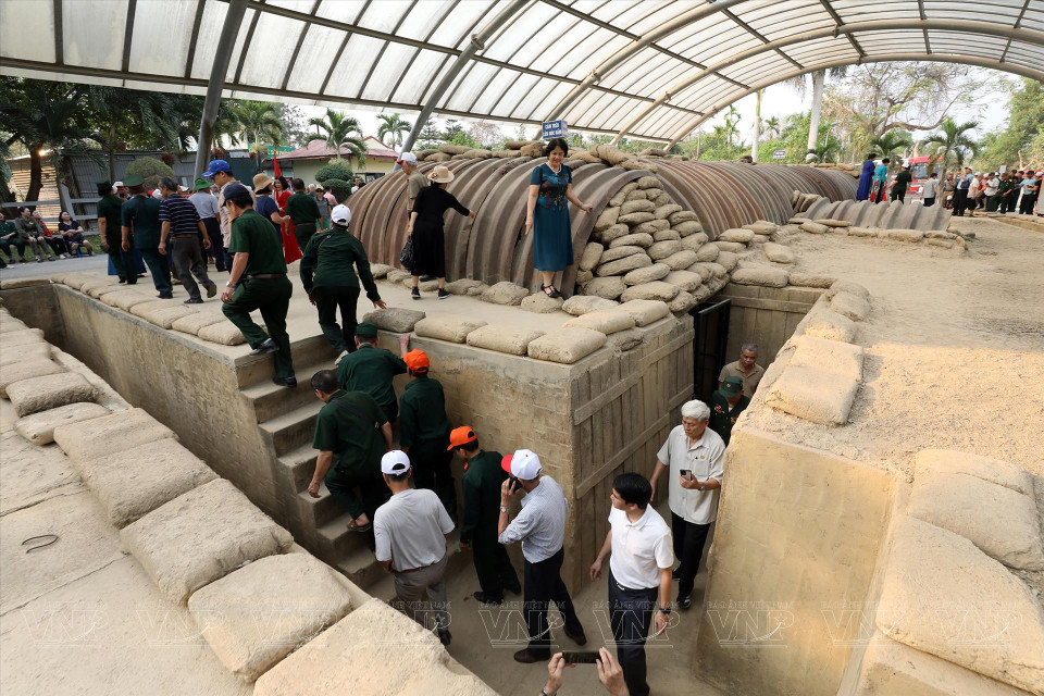 Turistas visitan la reliquia del búnker de mando del general De Castries ubicado en el centro del grupo de fortaleza de Dien Bien Phu, en el distrito de Muong Thanh, ciudad de Dien Bien Phu. (Fuente: VNA)