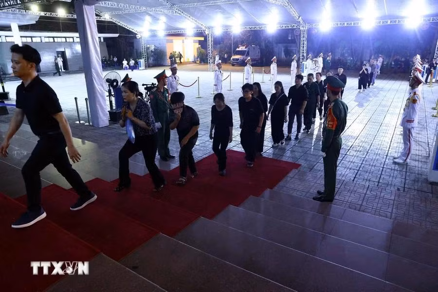 Pobladores se alinearon para rendir homenaje póstumo al Secretario General. (Foto: VNA)