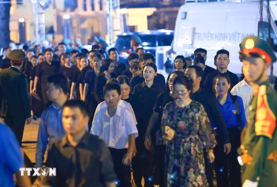A medida que avanzaba la noche, el flujo de personas hacia la Casa Funeraria Nacional se volvió cada vez más concurrido. (Foto: VNA)