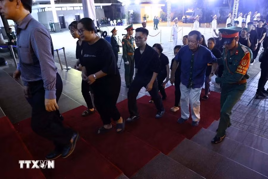 Pobladores se alinearon por la noche para rendir homenaje póstumo al Secretario General. (Foto: VNA)
