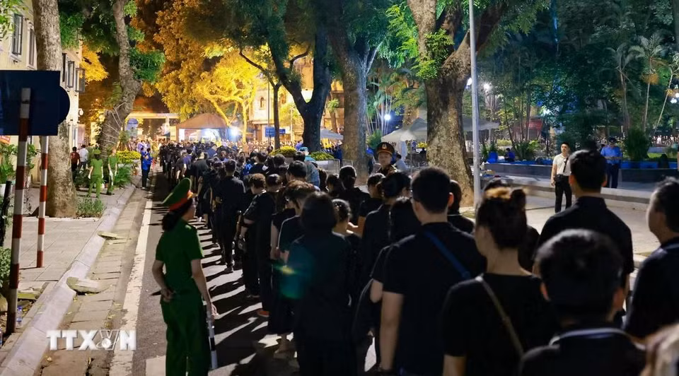 A medida que avanzaba la noche, el flujo de personas hacia la Casa Funeraria Nacional se volvió cada vez más concurrido. (Foto: VNA)