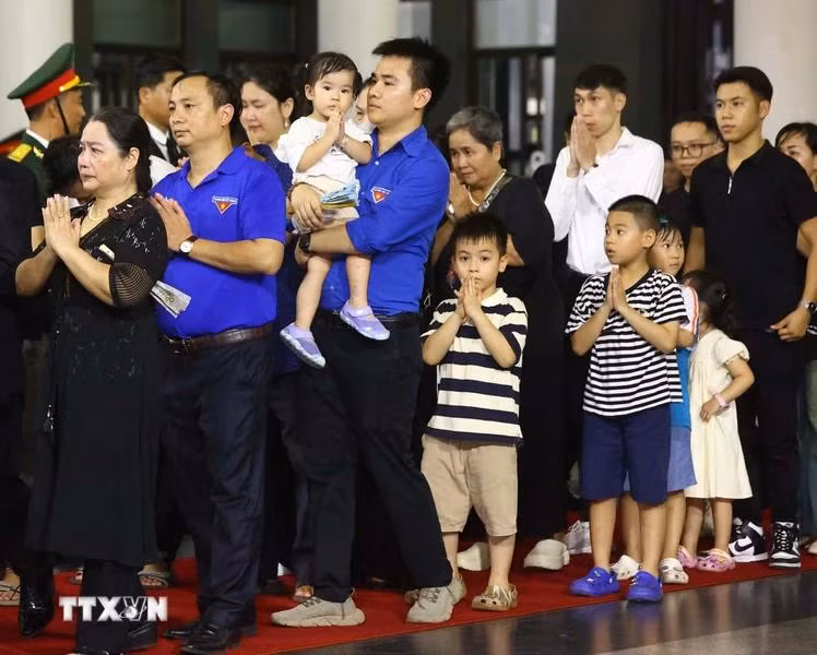 Muchos niños acompañaron sus familias para despedir al Secretario General. (Foto: VNA)