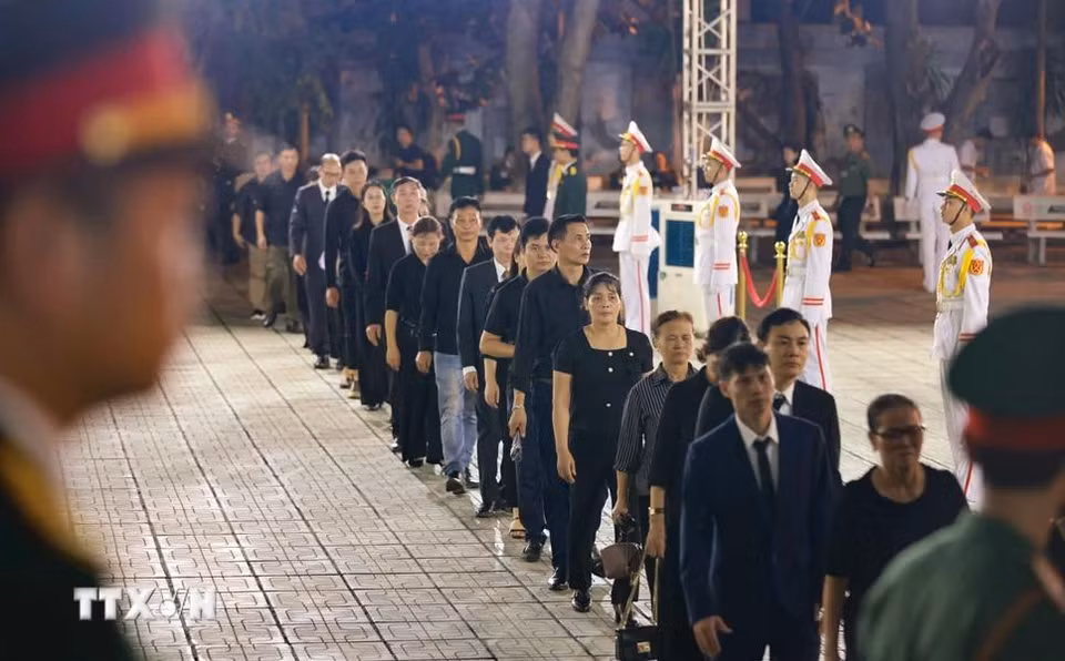 Pobladores se alinearon en la Casa Funeraria Nacional por la noche para rendir homenaje póstumo al Secretario General. (Foto: VNA)