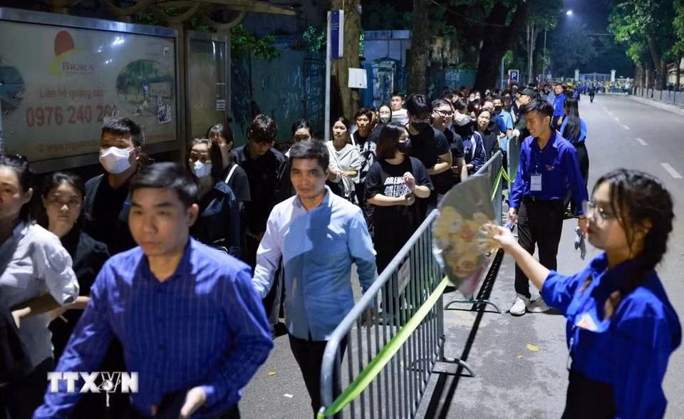 Pobladores hicieron filas por la noche para rendir homenaje póstumo al Secretario General. (Foto: VNA)