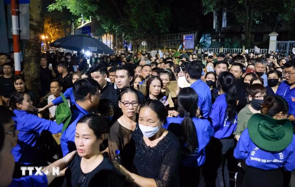Pobladores hicieron filas por la noche para rendir homenaje póstumo al Secretario General. (Foto: VNA)