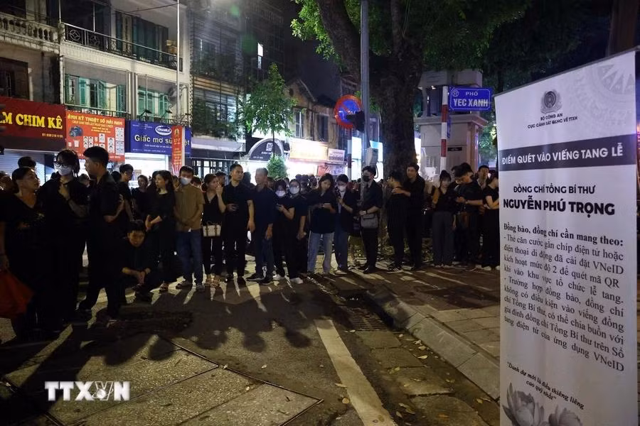 Pobladores hicieron filas para rendir homenaje póstumo al Secretario General. (Foto: VNA)