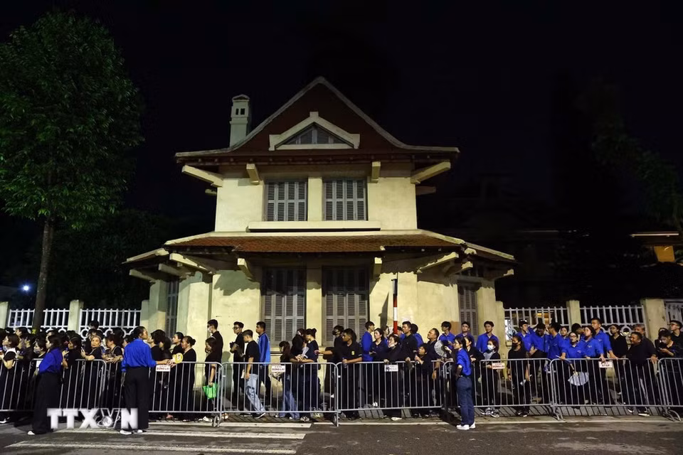 Pobladores hicieron filas en la calle Yecxanh esperando hasta su turno para rendir homenaje póstumo al Secretario General. (Foto: VNA)