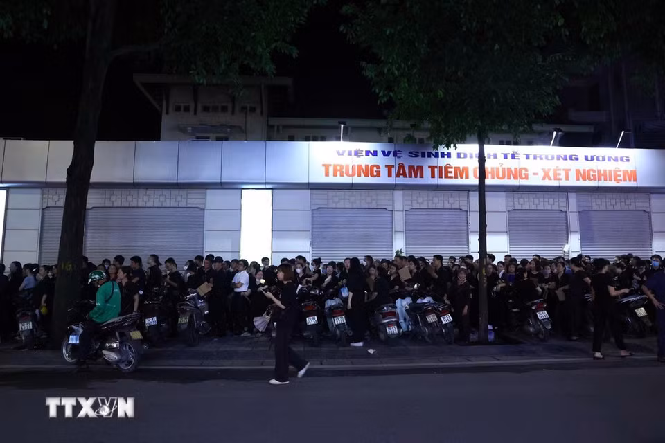Las calles alrededores de la Casa Funeraria Nacional estaban repletas de personas, quienes hicieron filas para despedir al dirigente. (Foto: VNA)
