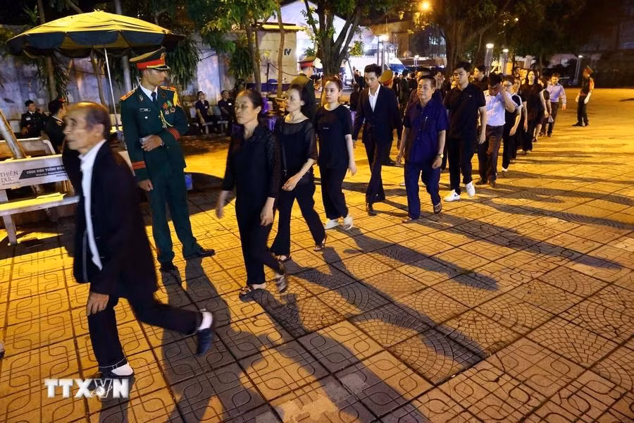 A medida que avanzaba la noche, el flujo de personas hacia la Casa Funeraria Nacional se volvió cada vez más concurrido. (Foto: VNA)
