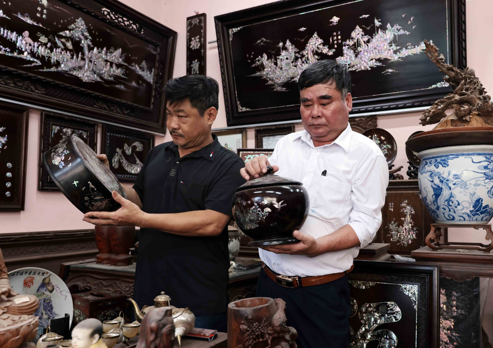Productos con conchas incrustadas de la familia del artesano Nguyen Dinh Hai, en la aldea de Chuon Ngo. (Foto: VNA)