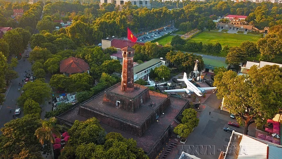 Torre de la Bandera de Hanoi se ubica en el Museo de Historia Militar de Vietnam, en la calle Dien Bien Phu, distrito de Ba Dinh. (Foto: VNA)