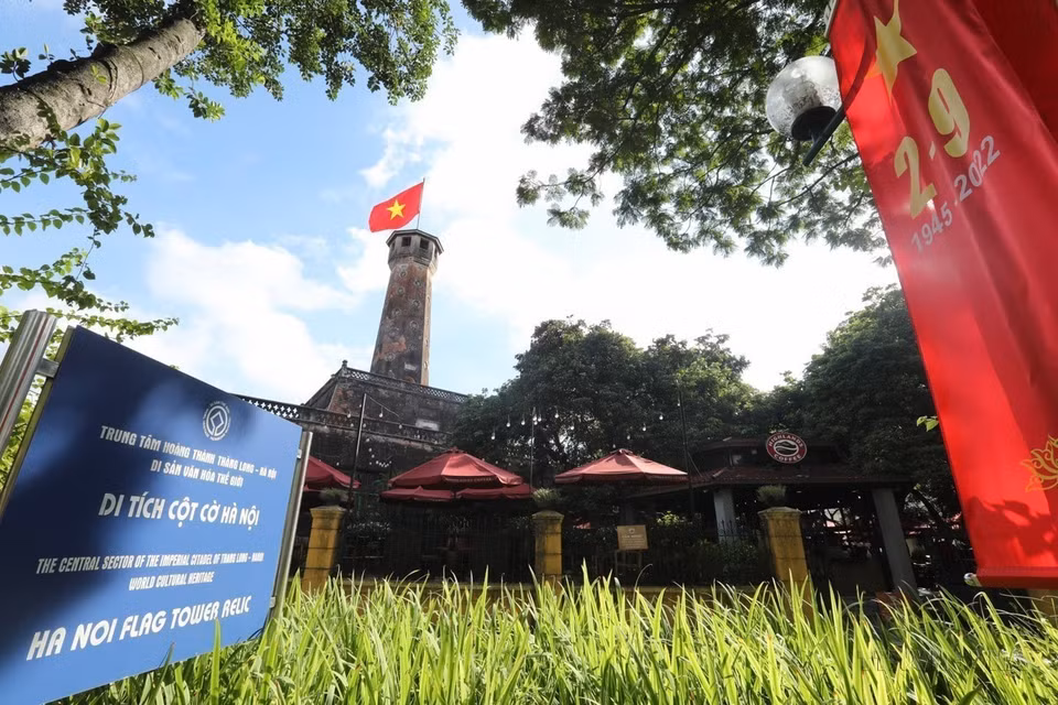 Banderas y carteles decorados alrededor del área de reliquias de la Torre de la Bandera de Hanoi en los días de otoño de agosto. (Foto: VNA)