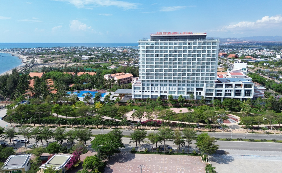 Se invierten y construyen hoteles y complejos turísticos costeros para satisfacer las necesidades vacacionales de los turistas en la ciudad de Phan Rang - Thap Cham (Ninh Thuan). (Fuente: VNA)
