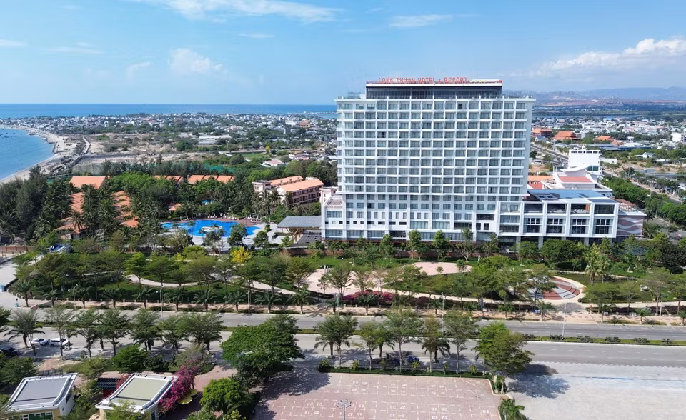 Se invierten y construyen hoteles y complejos turísticos costeros para satisfacer las necesidades vacacionales de los turistas en la ciudad de Phan Rang - Thap Cham (Ninh Thuan). (Fuente: VNA)
