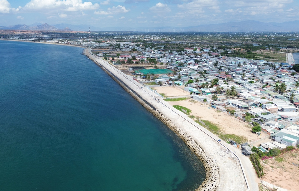 Un dique marítimo se construye en el distrito de Dong Hai, ciudad de Phan Rang - Thap Cham, para hacer frente al cambio climático y proteger las zonas residenciales. (Fuente:VNA)