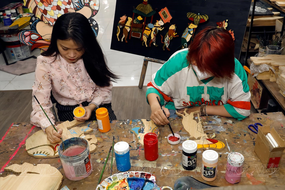 La sensación del color es muy importante porque el artista puede crear fuertes contrastes con líneas y colores, que son populares y a la vez modernas, para crear armonía en el producto. (Fuente: VNA)