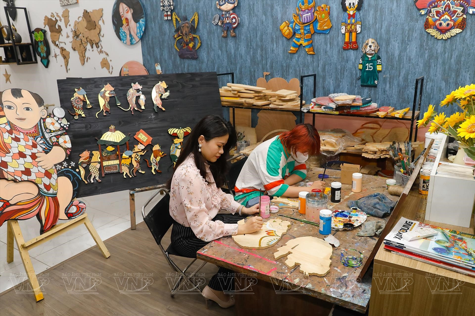 Con amor por los colores de las pinturas populares cuando visitaban el casco antiguo, Minh Trang y sus colegas se dedican a crear pinturas de decoración de interiores con los colores típicos de la cultura tradicional vietnamita. (Fuente: VNA)