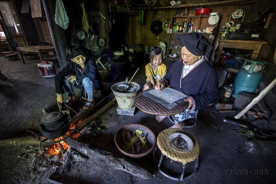 Las mujeres mayores de la aldea de Sung, comuna de Cao Son, distrito de Da Bac, provincia de Hoa Binh, enseñan y preservan la belleza cultural del tejido de brocados étnicos de Dao Tien, al tiempo que desarrollan el turismo para generar más ingresos para la población local. (Fuente: VNA)