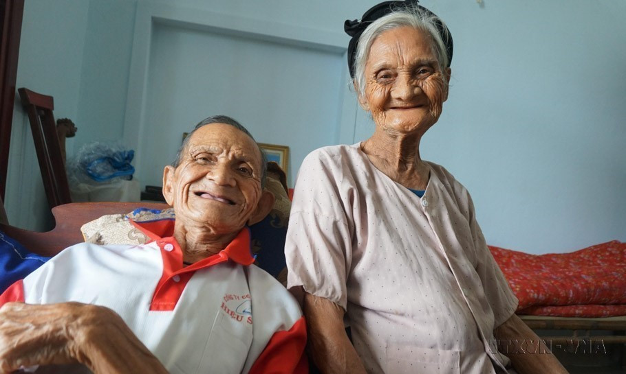 A pesar de su edad avanzada, la pareja de los ancianos Nguyen Van Luong y Duong Thi Hue (ambos de 90 años, residentes en la aldea de Lien Huong, comuna de Thach Dai, distrito de Thach Ha, provincia de Ha Tinh) escribieron una solicitud para retirarse de la lista de hogares pobres después de 15 años de situarse en esta categoría, porque sus hijos lo cuidaban por completo, ya no tenía necesidades y querían dar ejemplo a sus descendientes. (Fuente: VNA)