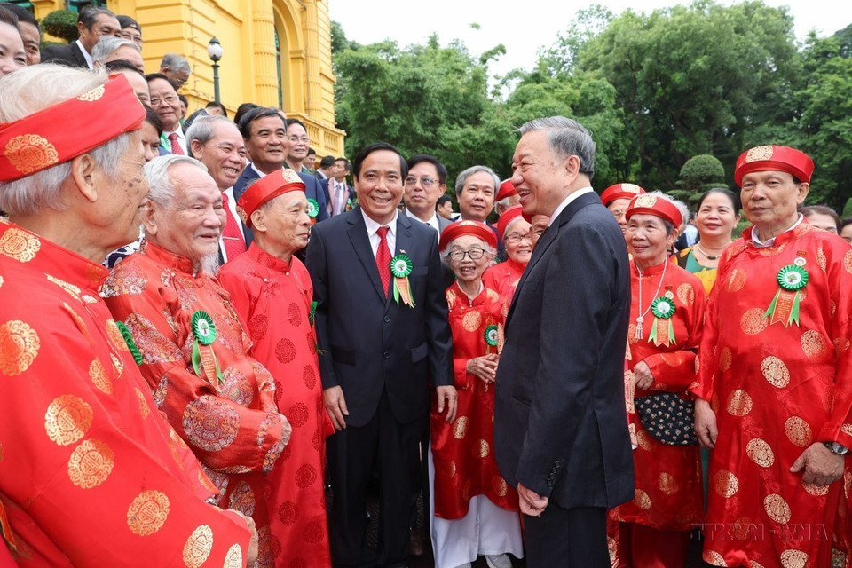 El presidente To Lam se reunió con funcionarios y personas mayores destacadas de todo el país con motivo del 83 aniversario del tradicional Día de los Ancianos vietnamitas establecido el 6 de junio de 1941. (Fuente: VNA)
