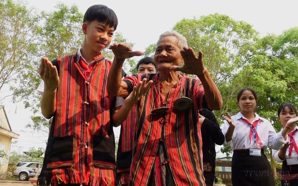 Artesanos mayores enseñan canciones folclóricas tradicionales e instrumentos musicales de la minoría étnica Pako-Van Kieu a los estudiantes de la escuela primaria y secundaria A Xing, distrito de Huong Hoa, provincia de Quang Tri. (Fuente: VNA)