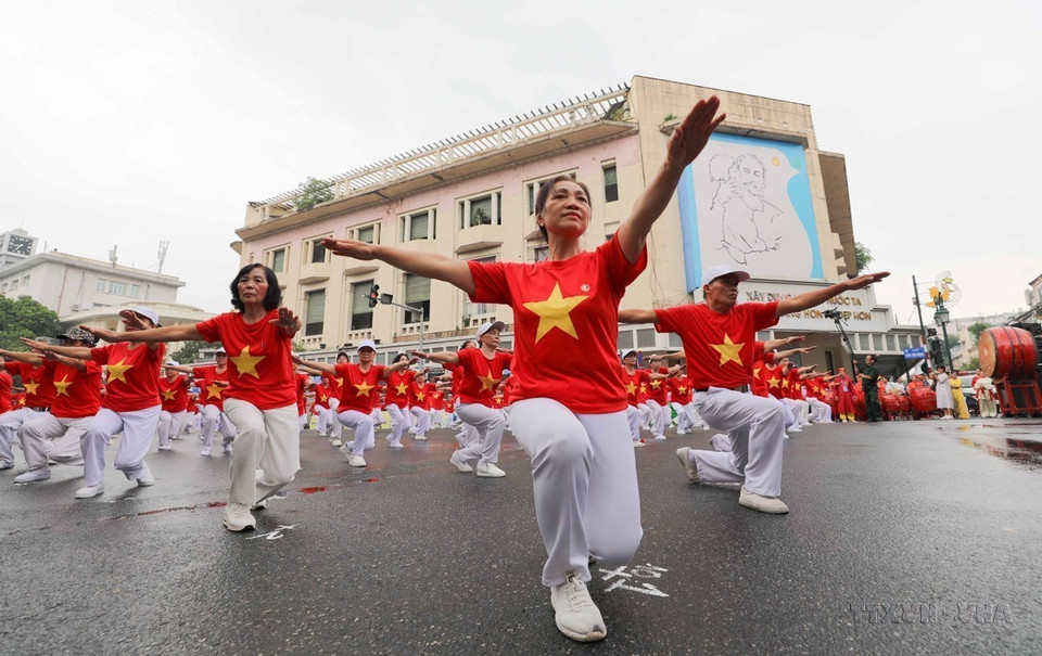 Casi dos mil personas mayores de todos los distritos de la ciudad participaron en el Festival de mejora de salud para Ancianos de Hanoi 2023. (Fuente: VNA)