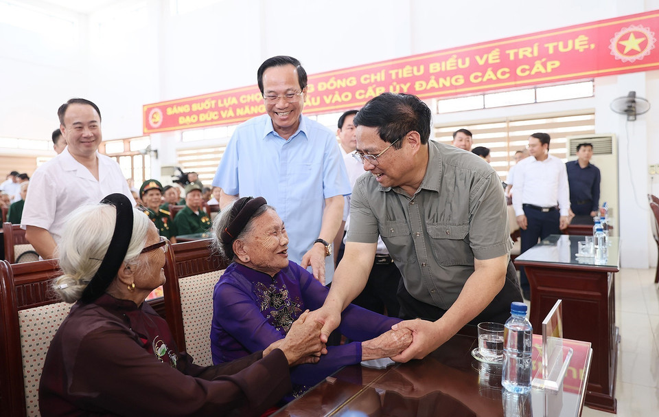 El primer ministro Pham Minh Chinh visitó a madres heroicas vietnamitas en el centro de enfermería para inválidos de la guerra de Nho Quan, Ninh Binh, en julio de 2023. (Fuente: VNA)