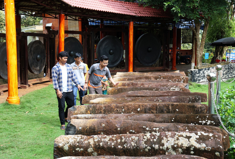 El instrumento de piedra de 20 toneladas más grande de Vietnam se exhibe en el Área. (Foto: VNA)