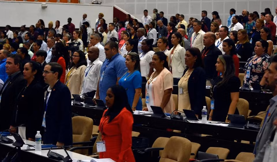 La Asamblea Nacional del Poder Popular de Cuba guardó un minuto de silencio en memoria de Nguyen Phu Trong. (Fuente: Embajada de Cuba en Vietnam)