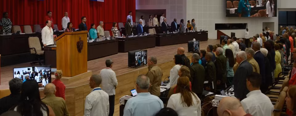 La Asamblea Nacional del Poder Popular de Cuba guardó un minuto de silencio en memoria de Nguyen Phu Trong. (Fuente: Embajada de Cuba en Vietnam)