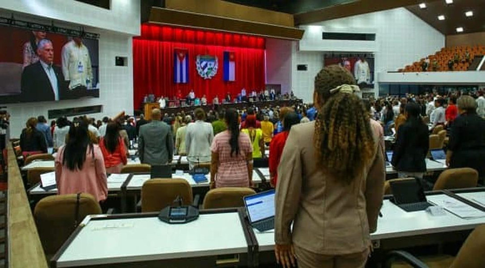 La Asamblea Nacional del Poder Popular de Cuba guardó un minuto de silencio en memoria de Nguyen Phu Trong. (Fuente: Embajada de Cuba en Vietnam)