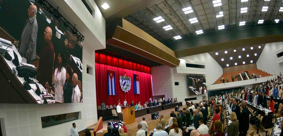 La Asamblea Nacional del Poder Popular de Cuba guardó un minuto de silencio en memoria de Nguyen Phu Trong. (Fuente: Embajada de Cuba en Vietnam)