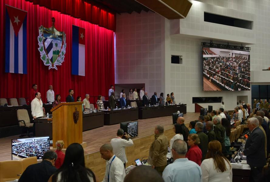 La Asamblea Nacional del Poder Popular de Cuba guardó un minuto de silencio en memoria de Nguyen Phu Trong. (Fuente: Embajada de Cuba en Vietnam)