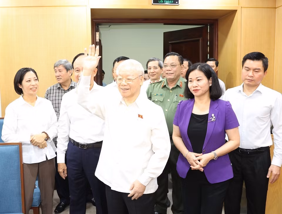 El secretario general Nguyen Phu Trong se reúne con los votantes en la sede del Comité Popular del distrito de Dong Da (Hanoi, 14 de octubre de 2023). Foto: VNA