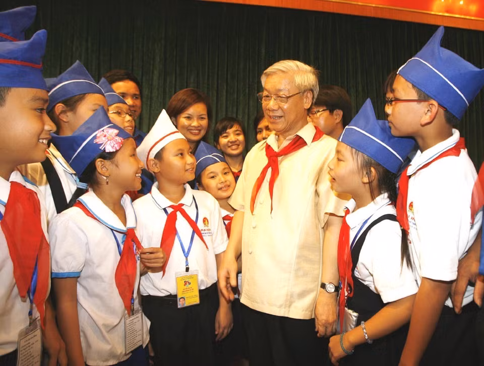 El presidente de la Asamblea Nacional Nguyen Phu Trong y la delegación de niños destacados de la provincia de Ha Tinh (Hanoi, 28 de junio de 2010). Foto: VNA