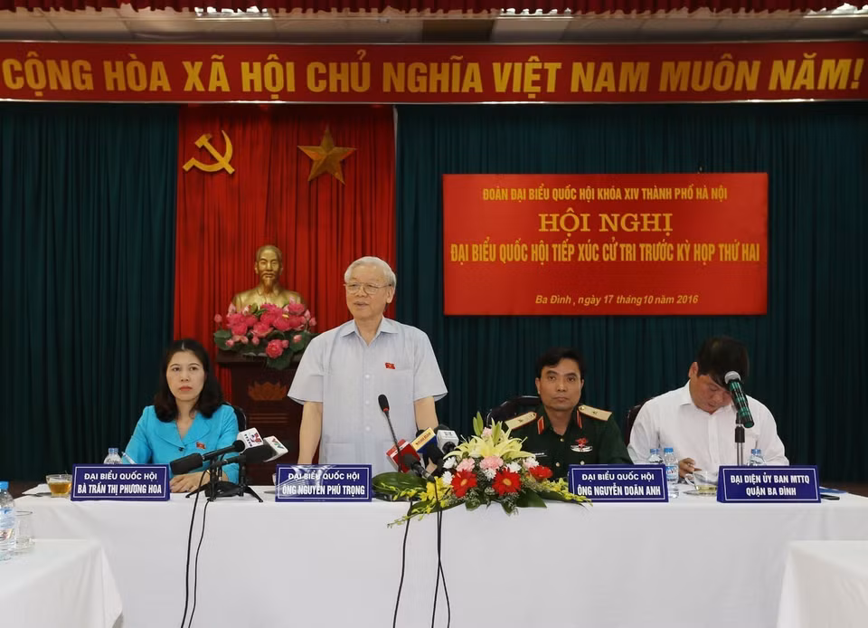 El Secretario General Nguyen Phu Trong en una reunión con los votantes en el distrito de Ba Dinh antes del segundo período de sesiones de la XIV Asamblea Nacional (Hanoi, 17 de octubre de 2016). Foto: VNA