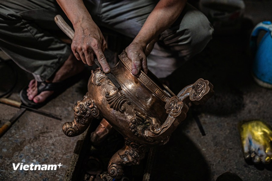 La elaboración de los productos de bronce requiere minuciosidad y perseverancia por parte del artesano. (Foto: VNA)