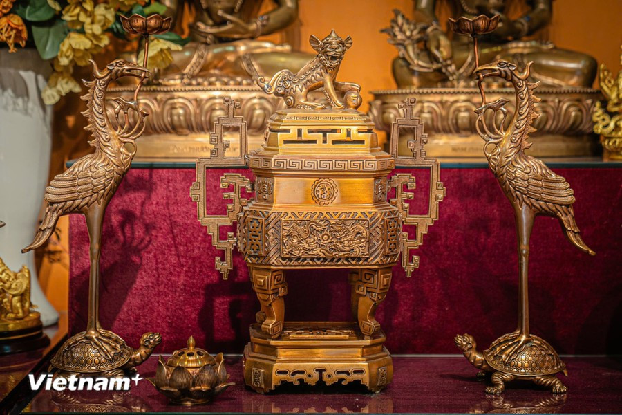 Los principales productos de bronce suelen ser artículos de adoración como cuencos de incienso, portavelas, jarrones y altares. (Foto: VNA)