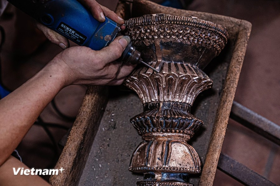 Con las hábiles manos y el tacto del artesano, los bloques de bronce ganan forma antes de ser pulidos. (Foto: VNA)