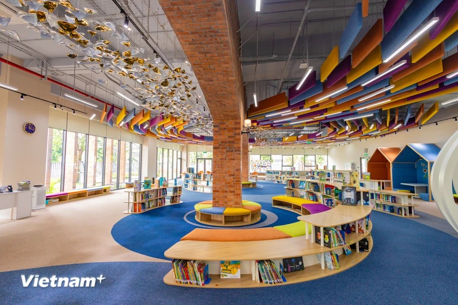 La biblioteca, basada en la versión de Brighton College UK, goza de colores vibrantes y una atmósfera acogedora, que alimenta la curiosidad de los estudiantes sobre el rico mundo natural. (Foto: VNA)