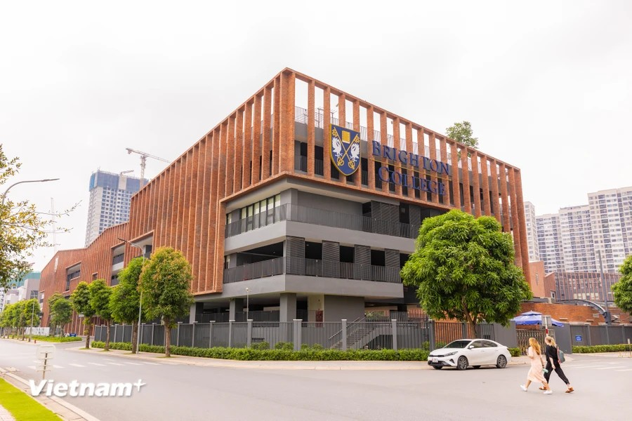 Con una superficie de 3,4 hectáreas en el área urbana de Vinhomes Ocean Park Hanoi, Brighton College Vietnam posee una arquitectura única, con un sistema de instalaciones modernas, que cumple con los estrictos estándares británicos y al mismo tiempo crea un espacio de aprendizaje creativo para estudiantes de 5 a 18 años. (Foto: VNA)