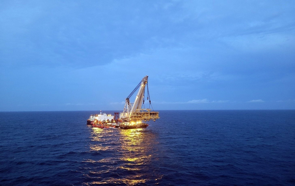 El barco grúa Hoang Sa levanta el bloque superior de la plataforma de perforación BK-23. (Foto VNA)