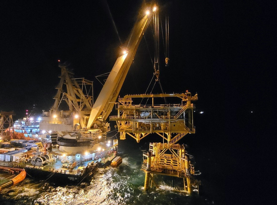 El barco grúa Hoang Sa instala la plataforma BK-23 a la base. (Foto: VNA)