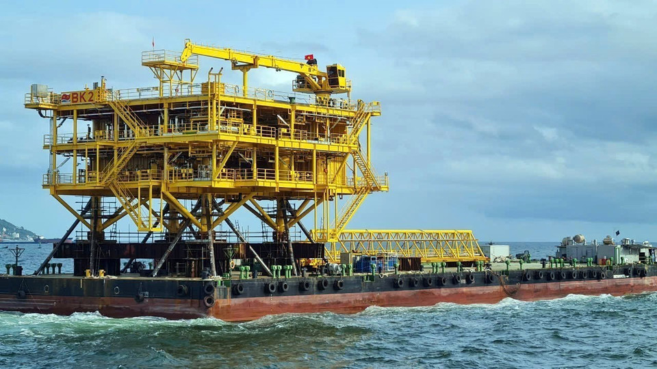El bloque superior de la plataforma BK-23 es trasladado para su instalación en el mar. (Foto: VNA)