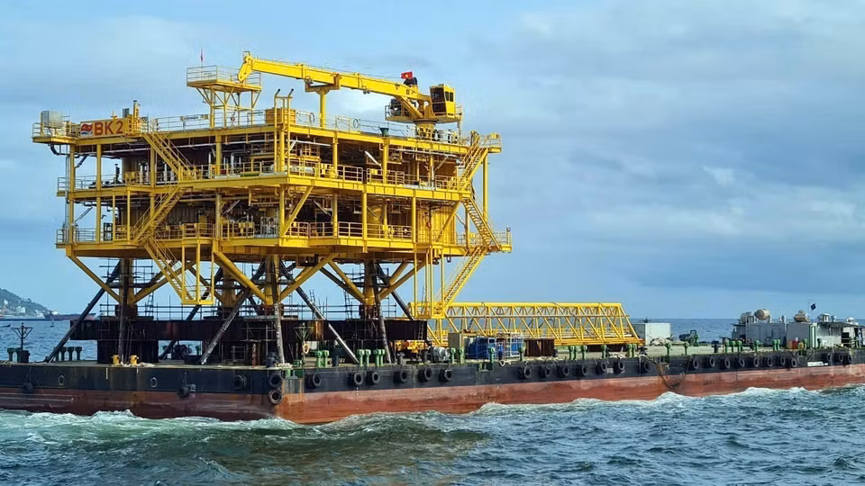 El bloque superior de la plataforma BK-23 es trasladado para su instalación en el mar. (Foto: VNA)