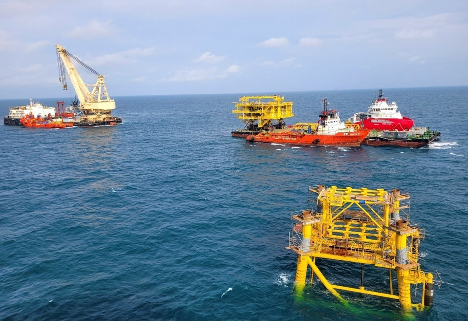 Los buques de servicio Thien Ung 01 y Vung Tau 01 guían el barco VSP05 hasta la ubicación del buque grúa Hoang Sa. (Foto: VNA)