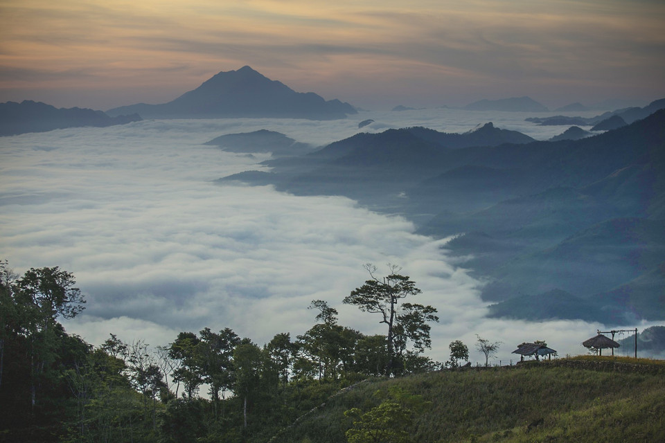 Las nubes aparecen todas las mañanas en la zona de Pa Khom hasta Thung Mai y Thung Man, en la comuna de Hang Kia (Foto: VNA)
