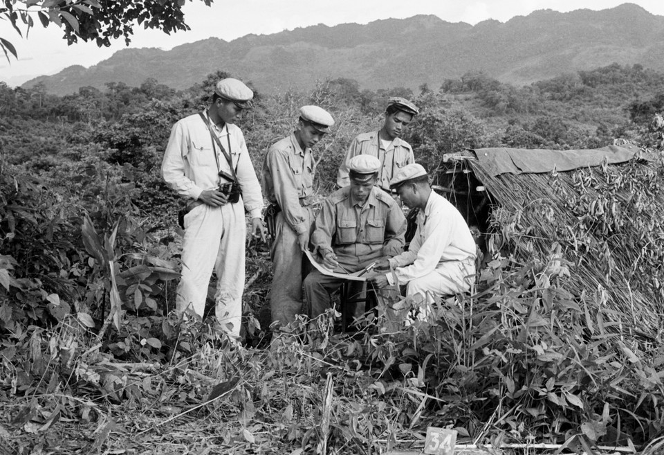 Expertos militares vietnamitas y soldados laosianos. (Foto: Archivo de VNA)